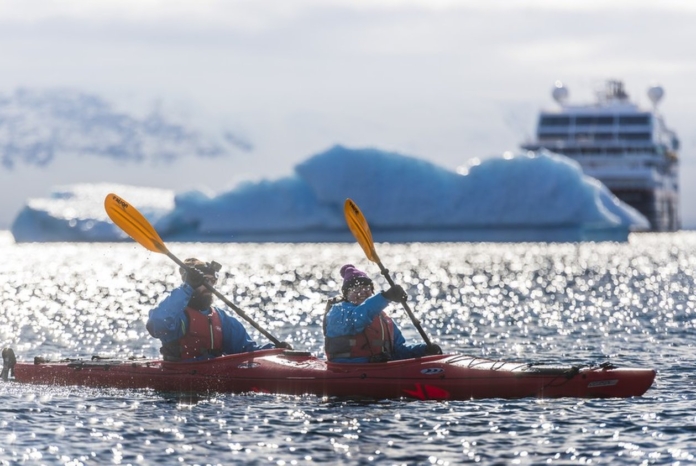 chile-Kayakers-Cuverville-Island-Antarctica-viajes-caucau