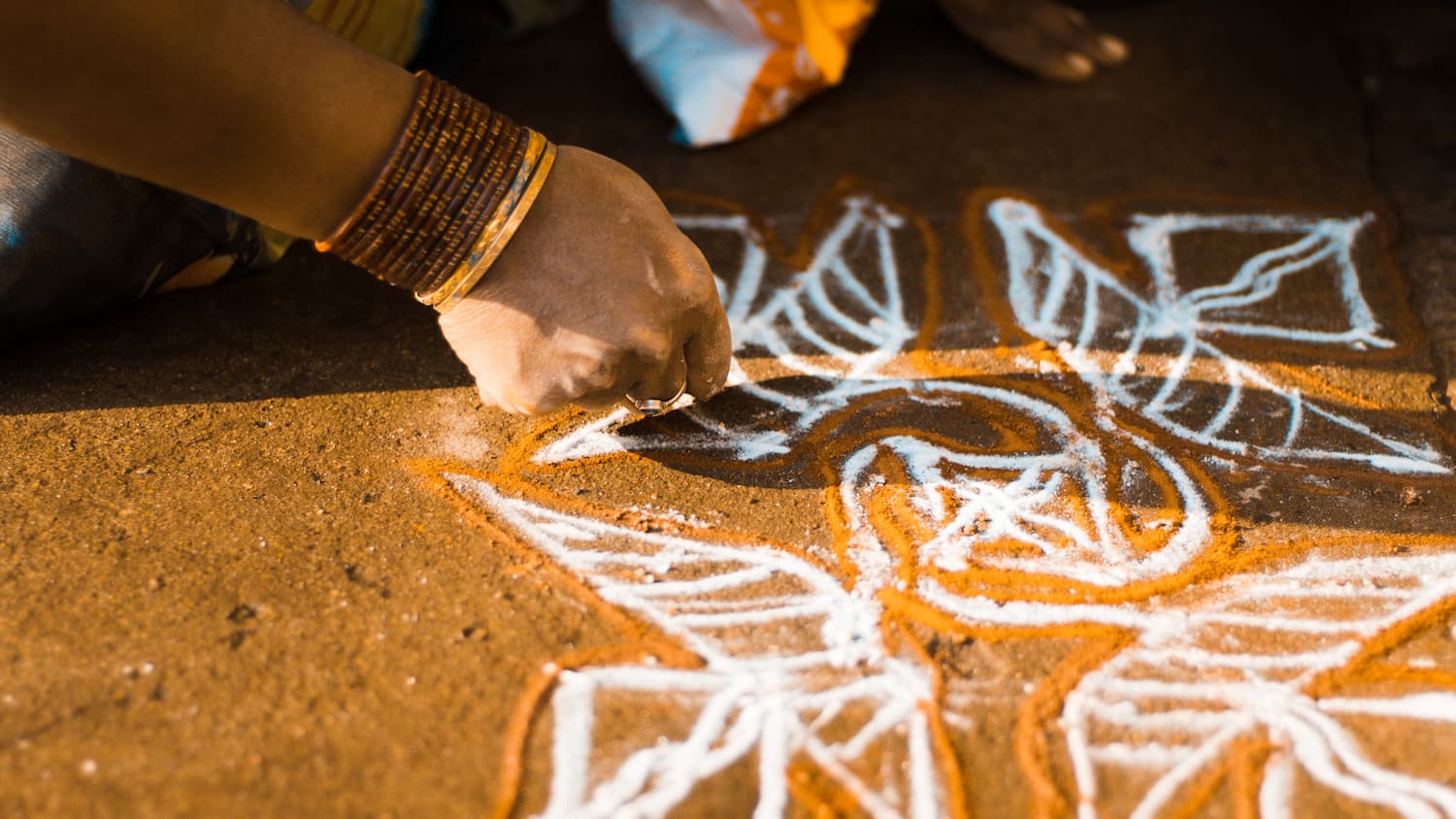 otros-destinos-india-mujer-creando-kolam-viajes-cau-cau